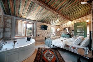 AvcılarAysel Inn House的一间卧室配有一张床和一个浴缸。