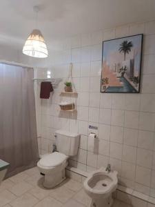 波尔兰特Bas de villa (T4) proche de la plage的白色的浴室设有卫生间和水槽。