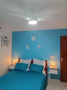 波尔兰特Bas de villa (T4) proche de la plage的蓝色卧室,配有一张蓝色床头板的床
