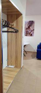 达喀尔RÉSIDENCE NGUARY的一间设有玻璃门和木制衣柜的房间