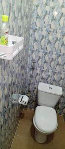 达喀尔RÉSIDENCE NGUARY的浴室配有白色卫生间和盥洗盆。