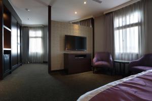 草屯镇福美大饭店 的配有一张床和一台平面电视的酒店客房