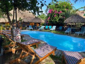 帕洛米诺Bikini Hotel & Pool的一个带桌椅的游泳池的度假酒店
