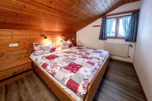米滕瓦尔德Landhaus Braun的木制客房内的一间卧室,配有一张床