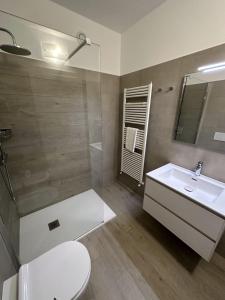 多马索Resort le Vele Suites and Apartments的浴室配有卫生间、盥洗盆和淋浴。