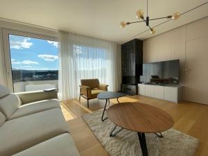 GjakoveGega Apartments的客厅配有沙发和桌子