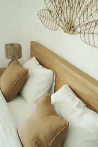Anse Marcel Cottage Sable et Soleil的一张带白色枕头和吊灯的床