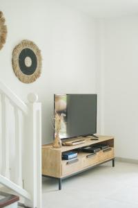 Anse Marcel Cottage Sable et Soleil的客厅配有木茶几上的电视