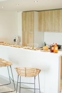 Anse Marcel Cottage Sable et Soleil的厨房配有两把椅子和台面
