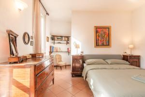 多马索Appartamento Lungolago的一间卧室配有一张床、梳妆台和书桌