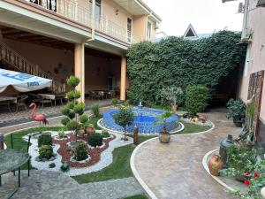 撒马尔罕Hotel Billuri Sitora的一座带游泳池的花园
