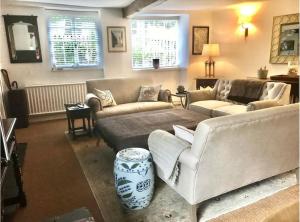 奇平诺顿Spring Cottage的客厅配有两张沙发和一张桌子