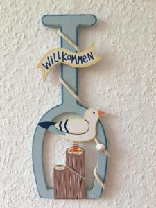 施瓦岑贝格阁老普内公寓的 ⁇ 上鸟的木标志
