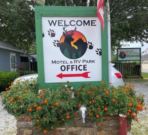 芒廷维尤Mountain View Guest Motel的汽车旅馆和停车场办公室的迎宾标志