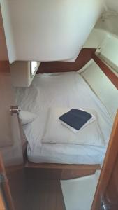 海滨圣玛丽Le voilier du soleil的一张小床,位于房间中间