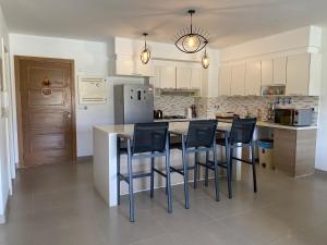 阿莱曼Marassi Marina Residences的厨房配有桌椅和冰箱。