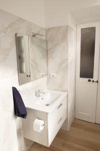 都灵Al n°35 - Una volta a Torino的白色的浴室设有水槽和镜子