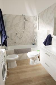 都灵Al n°35 - Una volta a Torino的浴室配有卫生间、浴缸和水槽。