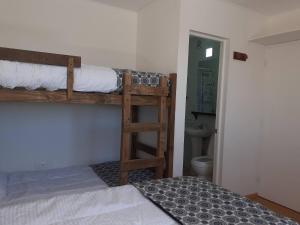 瓦尔帕莱索Room in Lodge - I Valparaluz House 4 People, Private Bathroom的一间带两张双层床和卫生间的卧室