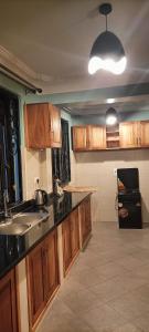 GuluCosy Living的厨房配有木制橱柜、水槽和台面