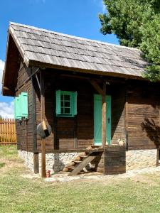 萨拉热窝Cottages of Nišići的小木屋设有门廊和窗户