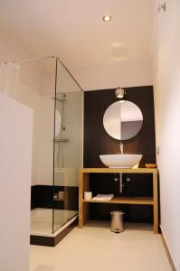 科莱拉托特索姆珀普斯旅馆的一间带水槽和淋浴的浴室