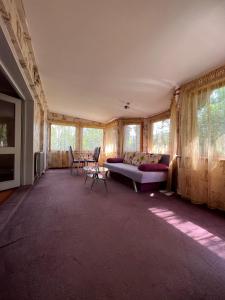 巴克乌MAXX Lodge的客厅配有沙发和桌子