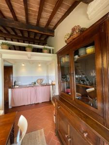 蒙特普齐亚诺Appartamento centro storico La Pulcianella的厨房配有大型木制橱柜和桌子