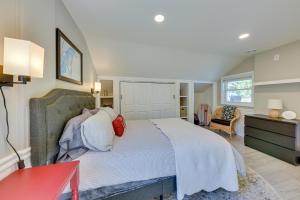SalemSalem Lakeside Getaway with Grill and Deck!的一间卧室设有一张大床和一张红色的桌子。