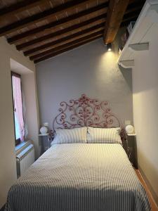 蒙特普齐亚诺Appartamento centro storico La Pulcianella的一间卧室配有一张带条纹床罩的大床