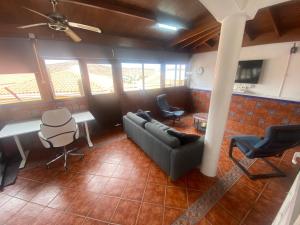 大加那利岛拉斯帕尔马斯Villa Ivanlore的享有客厅的顶部景致,客厅配有沙发和椅子