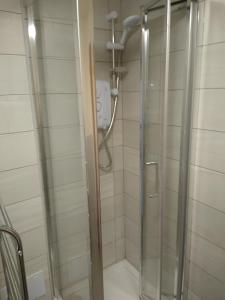 欣克利124A Castle Street Hinckley的浴室里设有玻璃门淋浴