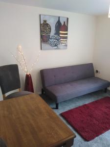 欣克利124A Castle Street Hinckley的客厅配有沙发和桌子