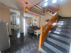 大加那利岛拉斯帕尔马斯Villa Ivanlore的客厅的楼梯,配有沙发