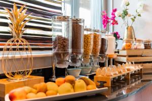 莫尔塞姆Hôtel Diana Restaurant & Spa by HappyCulture的自助餐,包括橙子和其他食物在餐桌上
