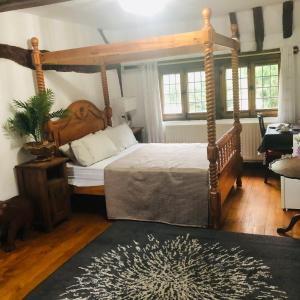 Goffs OakTudor House - Double Room - En suite的一间卧室配有一张天蓬床和地毯。