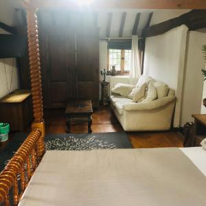 Goffs OakTudor House - Double Room - En suite的客厅配有沙发和桌子