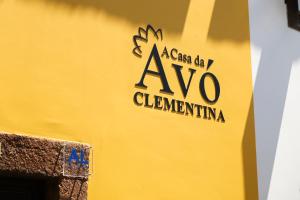 丰沙尔Casa Da Avó Clementina Nº 30的黄色墙边的标志