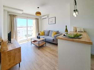 卡耐特蒂贝兰格Charming flat close to the beach的客厅配有沙发和桌子