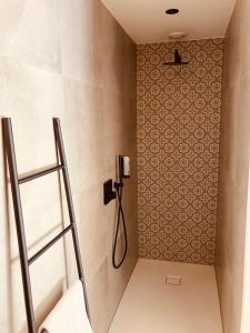 富伦De Molenhoeve的带淋浴的浴室,墙上配有电话