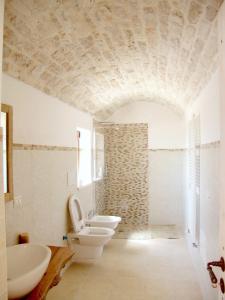 马丁纳弗兰卡Masseria Signora的一间带两个盥洗盆的浴室和一个卫生间