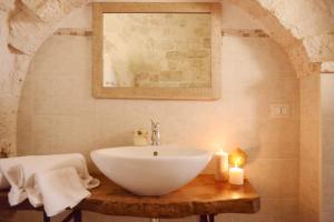 马丁纳弗兰卡Masseria Signora的浴室设有白色的碗水槽和蜡烛
