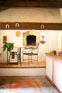 蓬塔谢韦Agriturismo Tassinaia的配有桌椅和壁炉的客房