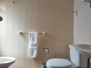 拉巴斯Hotel RustiCall的白色的浴室设有卫生间和水槽。