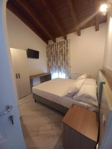 RicciaIl Riccio home & relax的卧室配有一张床和一张桌子