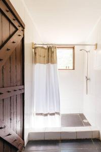 圣何塞德迈波Cabaña Jacuzzi Exterior Privado的带淋浴和浴帘的浴室