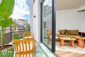 卡萨布兰卡Stayhere Casablanca - Maarif - Elite Residence的阳台配有沙发和桌子。