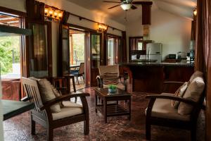 南圣胡安Exquisite Private Coastal Retreat home的客厅配有椅子和桌子