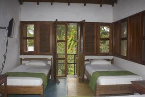 Puerto NariñoWaira Selva Hotel的带窗户的客房内设有两张床。