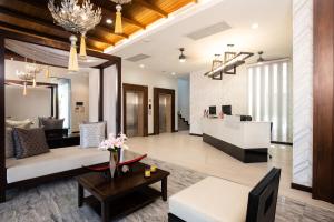 清迈De Chai Colonial Hotel & Spa - SHA Plus的客厅配有沙发和桌子